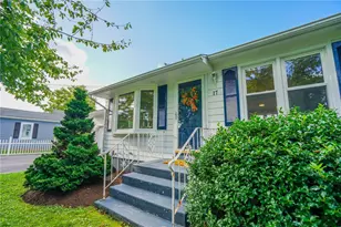17 Academy Ave, Bristol, RI 02809 - Photo 6