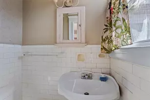 246 Lenox Ave, Providence, RI 02907 - Photo 18