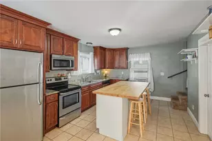 28 Gardner St, Pawtucket, RI 02861 - Photo 4
