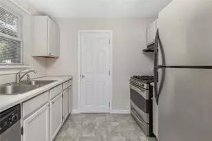 131 Kenyon Ave, Warwick, RI 02886 - Photo 18