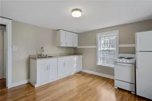 32 Houston Ave, Newport, RI 02840 - Photo 4