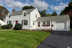 136 Lawnacre Dr, Cranston, RI 02920 - Photo 2