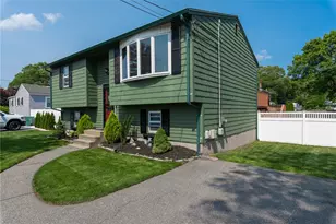 14 Gateway Ct, Warwick, RI 02889 - Photo 1