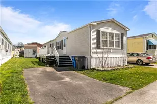 92 Bayview Pkwy, Middletown, RI 02842 - Photo 1