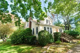 556 E Main Rd, Middletown, RI 02842 - Photo 1