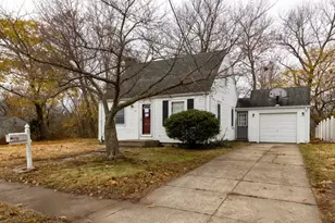 46 Roslyn Ave, Cranston, RI 02910 - Photo 1