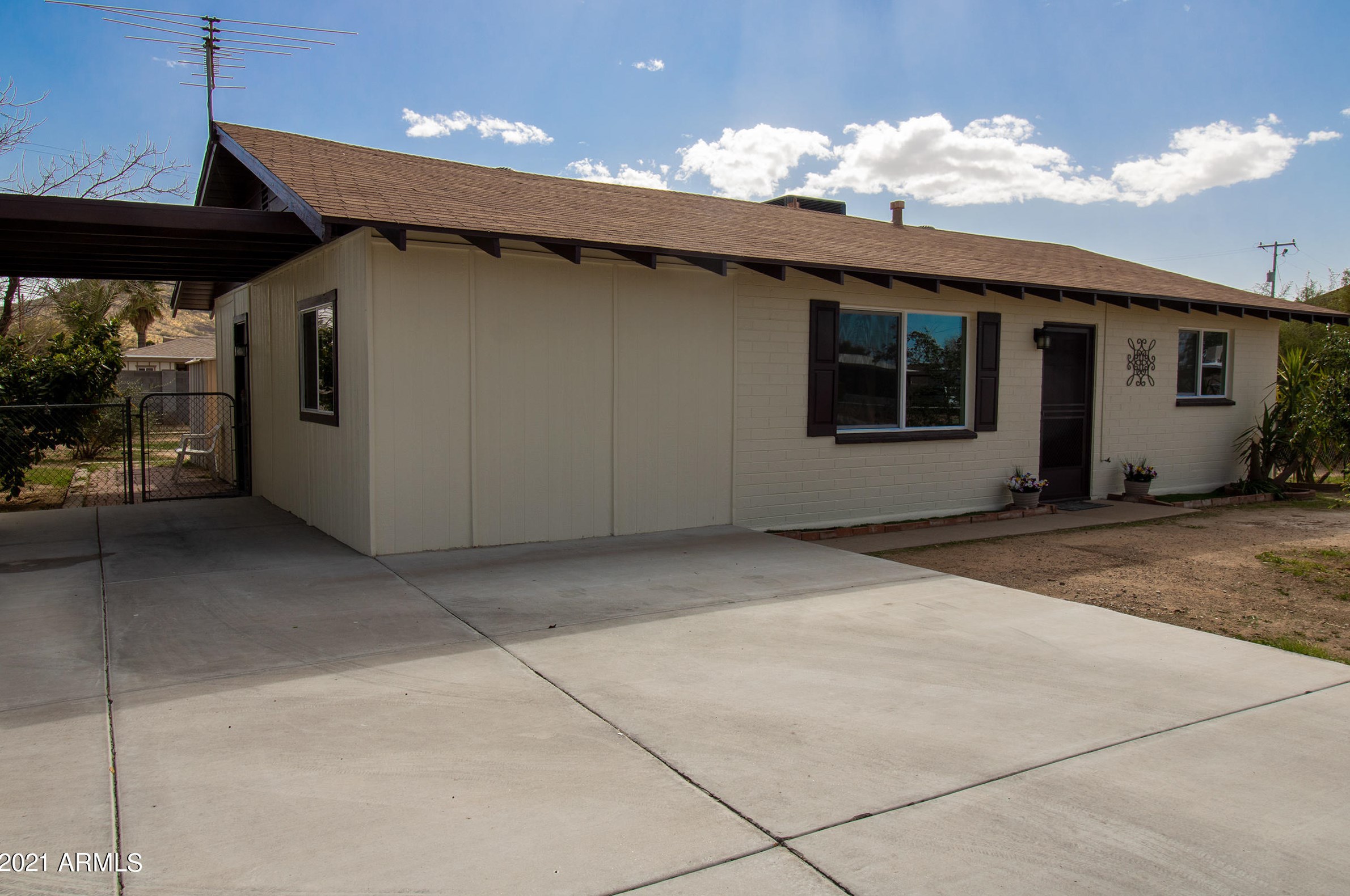 1639 Phelps Rd, Phoenix, AZ 85022-2819