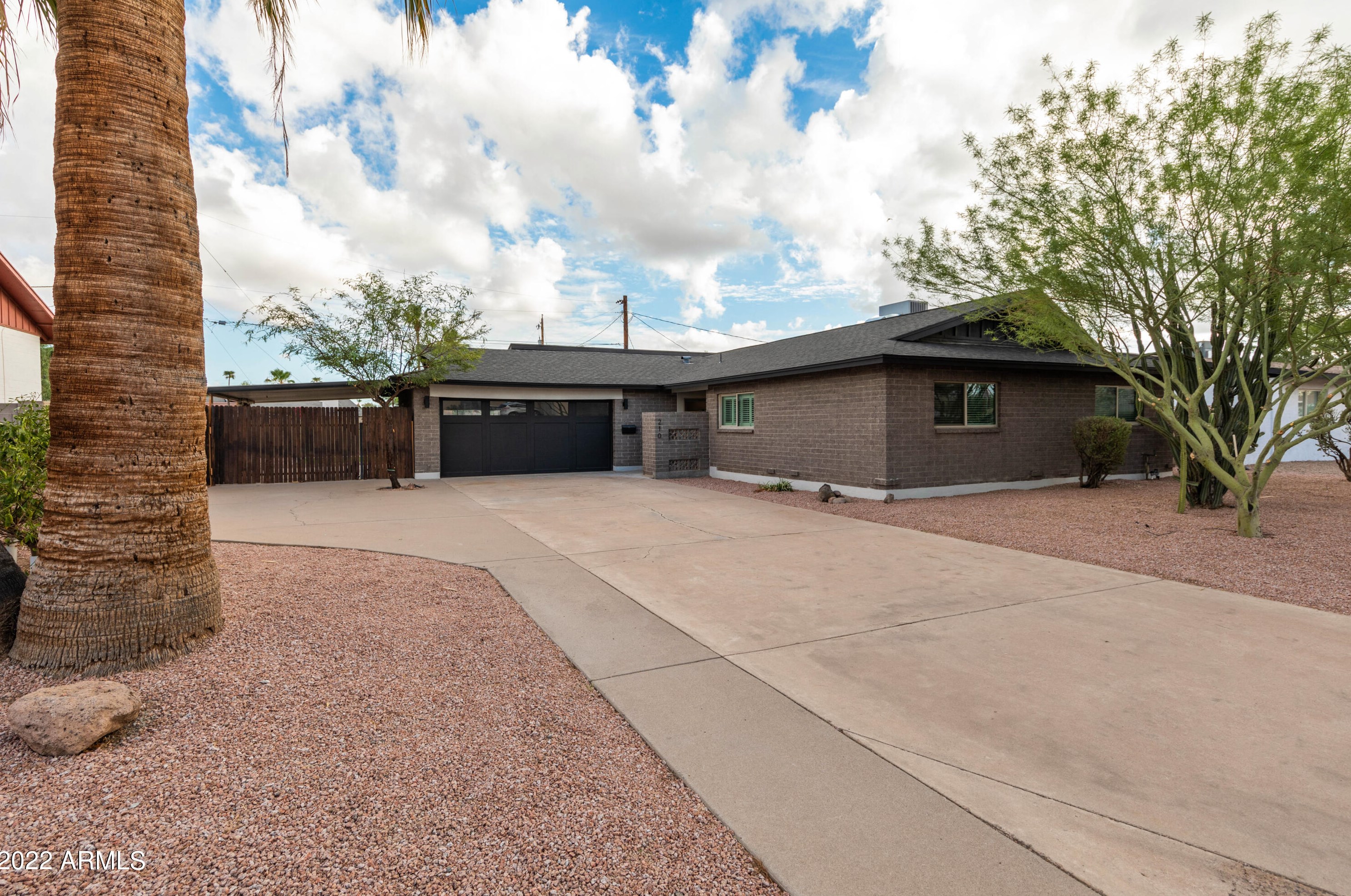 210 Riviera Dr, Tempe AZ  85282-5120 exterior