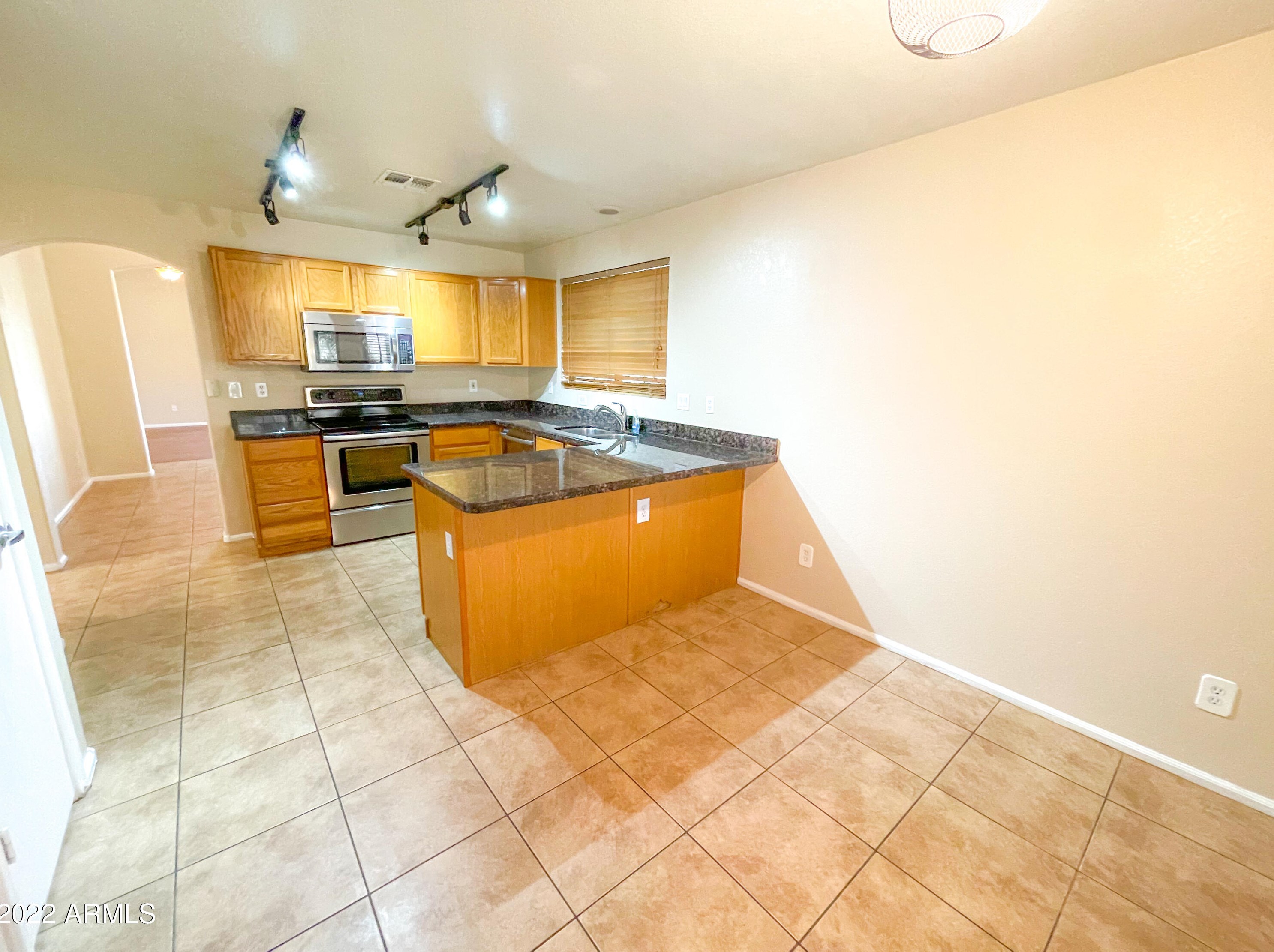 3229 Tonopah Dr, Phoenix AZ  85050-4800 exterior