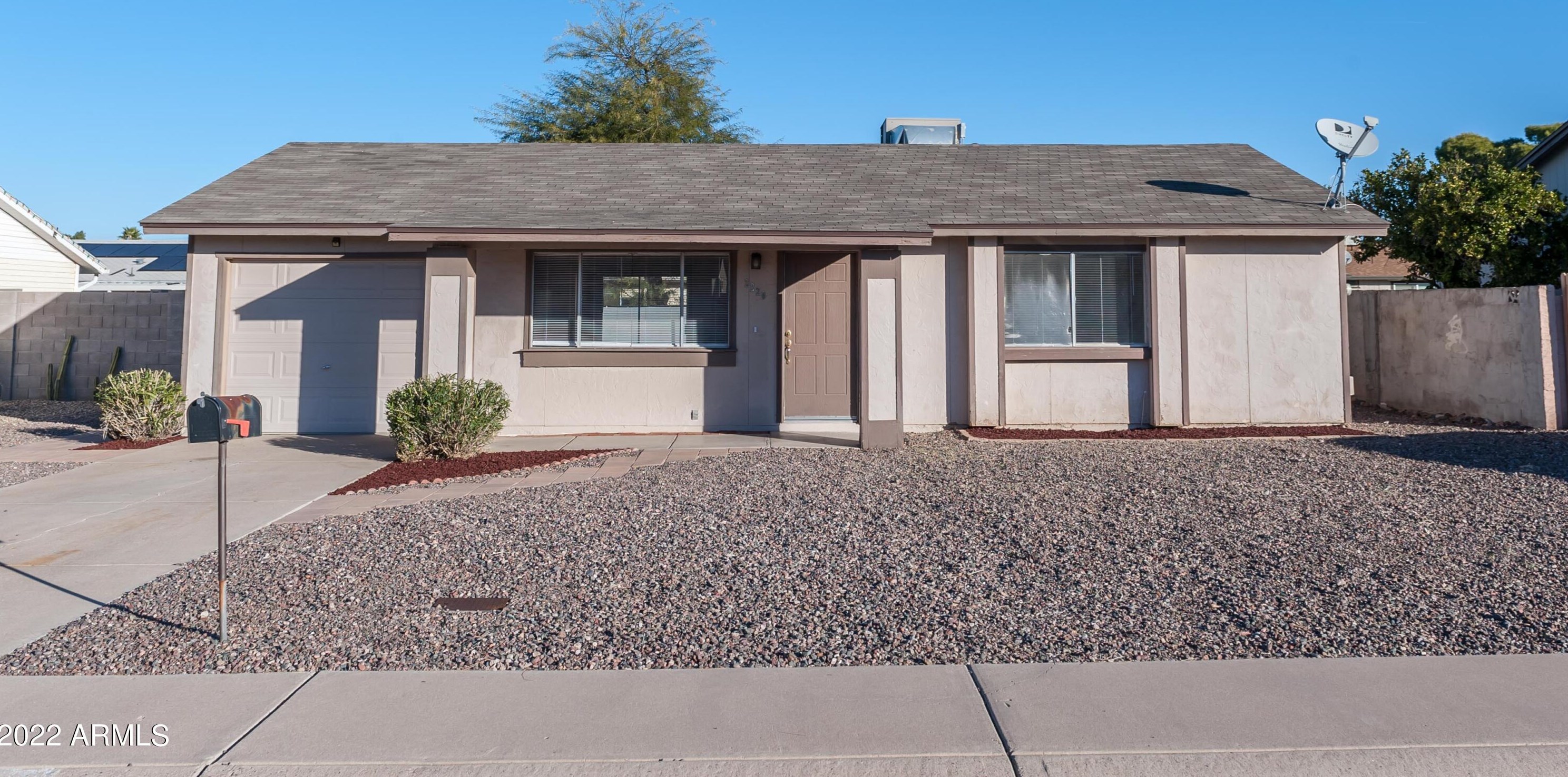 3220 Michelle Dr, Phoenix AZ  85053-1626 exterior