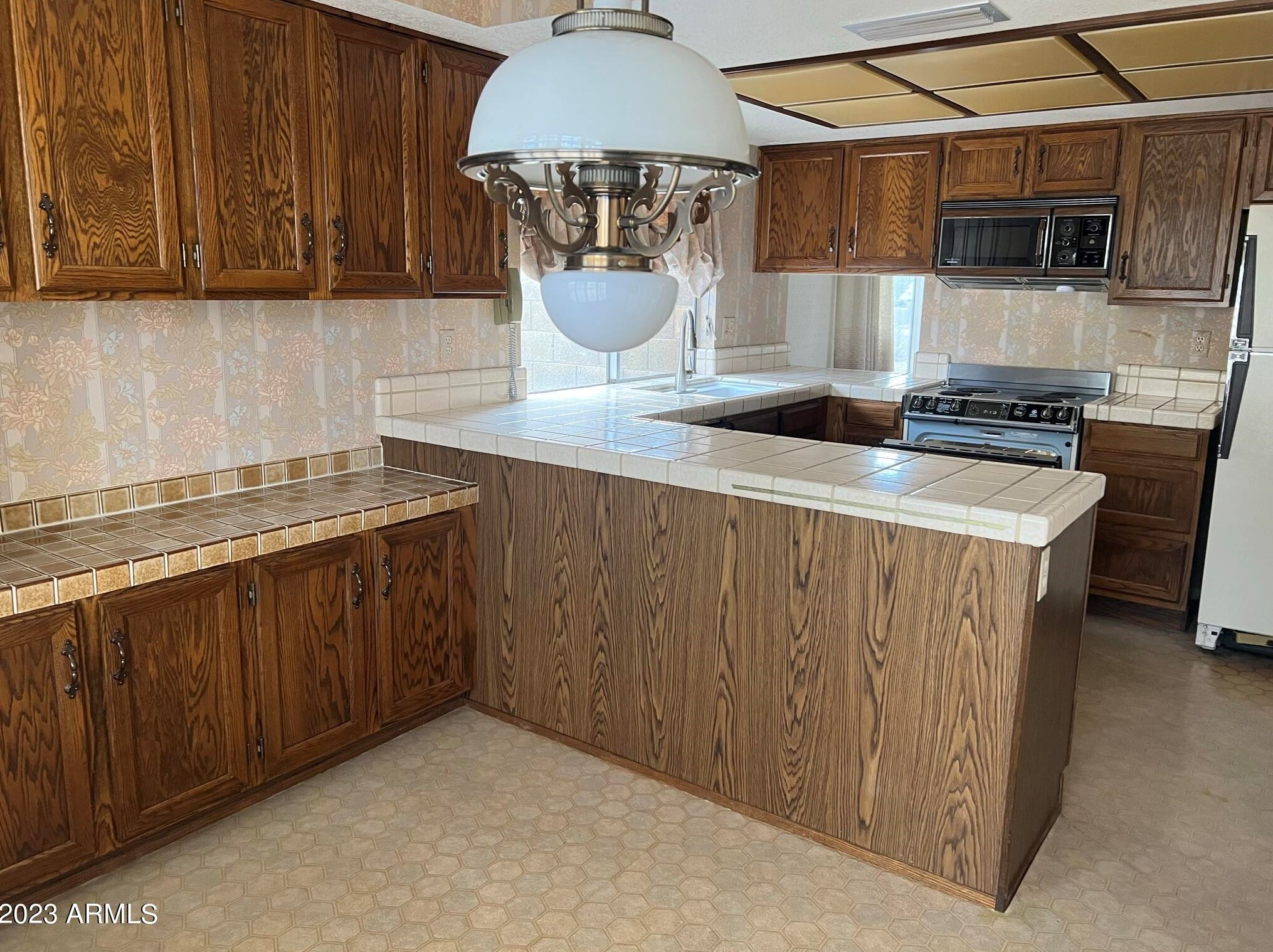 2102 Sheena Dr, Phoenix, AZ 85022-4673