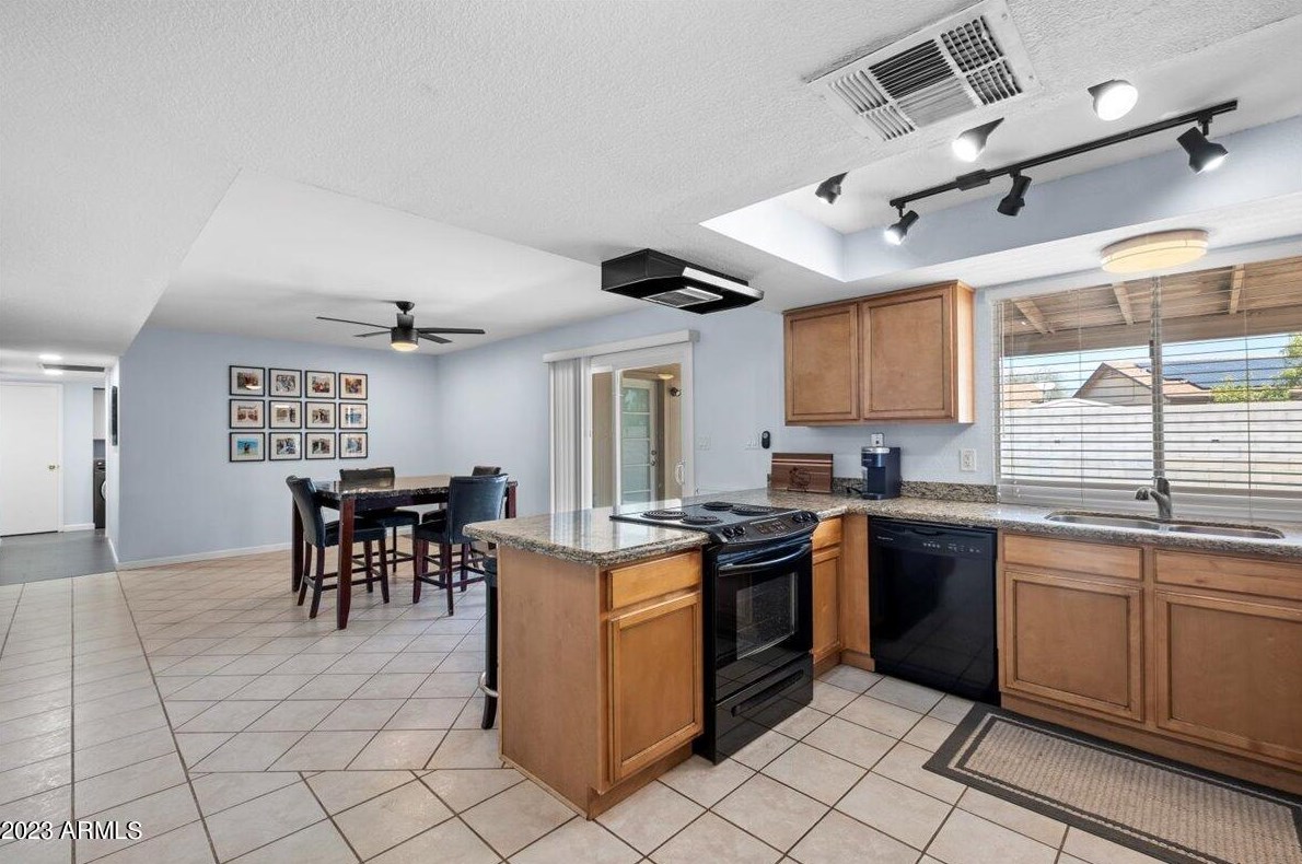 1460 Tonopah Dr, Phoenix AZ  85027-3654 exterior