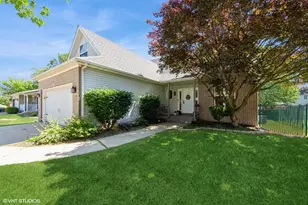 206 Parkwood Dr, Valparaiso, IN 46383 - Photo 2