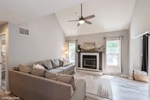 206 Parkwood Dr, Valparaiso, IN 46383 - Photo 4