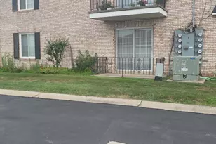 910 Camellia Dr, Munster, IN 46321 - Photo 2