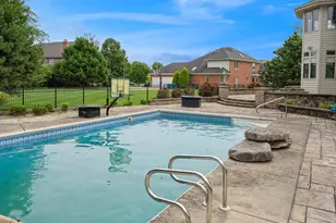 1913 Briarwood Cir, Munster, IN 46321 - Photo 8