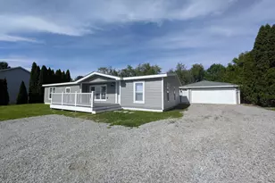 709 W Wilson St, Hebron, IN 46341 - Photo 2