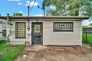 2425 Prospect St, Gary, IN 46407 - Photo 4