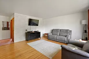 373 W Millport Dr, Valparaiso, IN 46385 - Photo 2