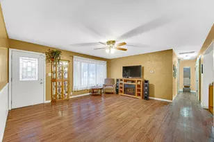 257 Green Acres Dr, Valparaiso, IN 46383 - Photo 2