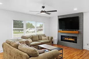 9380 Roosevelt Pl, Crown Point, IN 46307 - Photo 6