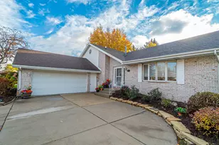 927 Woodhollow Dr, Schererville, IN 46375 - Photo 2