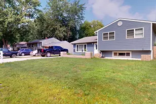 327 S 18th St, Chesterton, IN 46304 - Photo 2