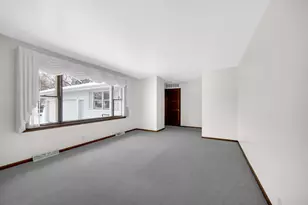 2002 Crockett Ave, Valparaiso, IN 46383 - Photo 4