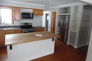 813 W Division St, Demotte, IN 46310 - Photo 8