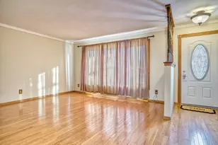 748 Wellington Dr, Dyer, IN 46311 - Photo 2