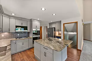 552 Fleetwood Dr N, Valparaiso, IN 46385 - Photo 16