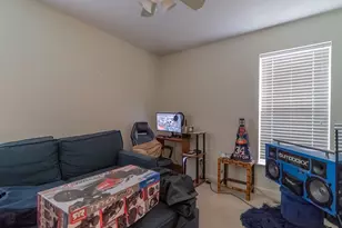 215 Dundee St, Valparaiso, IN 46385 - Photo 4