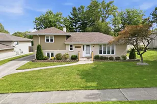 2431 Hickory Dr, Dyer, IN 46311 - Photo 2