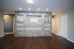 6092 Cleveland St, Merrillville, IN 46410 - Photo 4