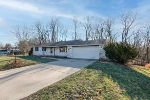 611 Bayberry Ct, Valparaiso, IN 46385 - Photo 2