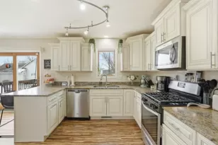 3001 Emerald Dr, Hobart, IN 46342 - Photo 8