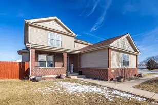 704 Coach Light Ln, Lowell, IN 46356 - Photo 2