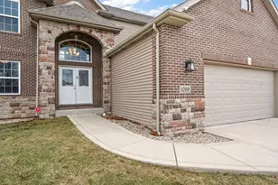 1089 Lakeview Dr, Hobart, IN 46342 - Photo 2