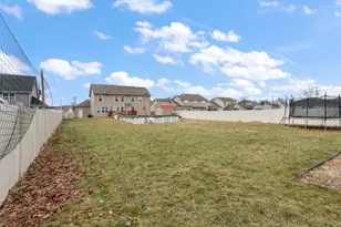 1089 Lakeview Dr, Hobart, IN 46342 - Photo 22