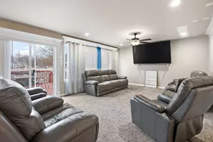 1089 Lakeview Dr, Hobart, IN 46342 - Photo 8