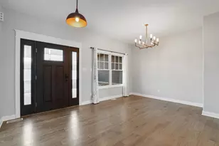 1070 Lakeview Dr, Hobart, IN 46342 - Photo 4