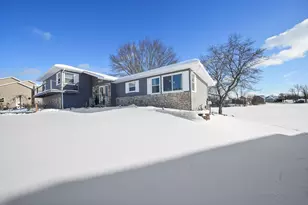 284 Castlewood Dr, Valparaiso, IN 46385 - Photo 2