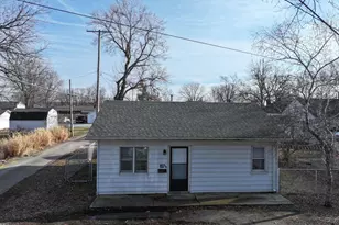 621 1/2 S Monticello St, Winamac, IN 46996 - Photo 2