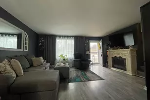 811 Henry Ct, Hobart, IN 46342 - Photo 6