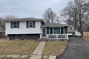 811 Henry Ct, Hobart, IN 46342 - Photo 2