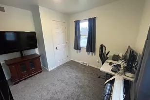 811 Henry Ct, Hobart, IN 46342 - Photo 16