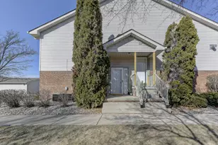 9902 Parkway Dr, Highland, IN 46322 - Photo 2