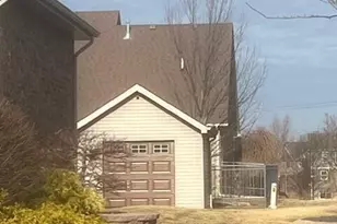 10406 Silver Maple Dr, Saint John, IN 46373 - Photo 4