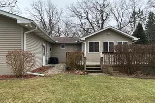 546 Gardenia St SE, Demotte, IN 46310 - Photo 4