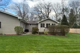 546 Gardenia St SE, Demotte, IN 46310 - Photo 4